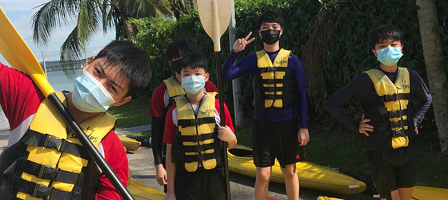 新加坡华中国际学校的篮球场和网球场